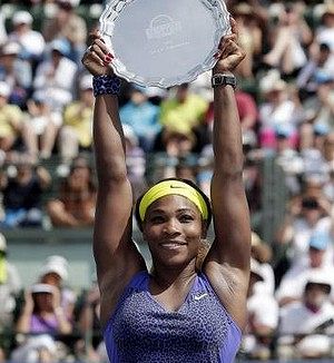 Serena Williams ponovno dvignila zmagovalni pokal v Stanfordu!