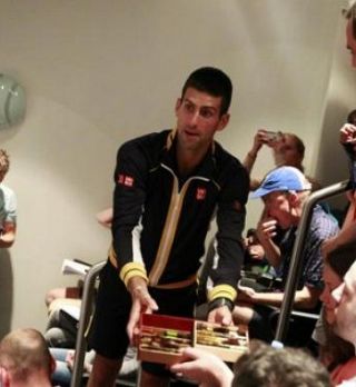 FOTO! Novak Djokovič ponovno delil čokoladne dobrote!