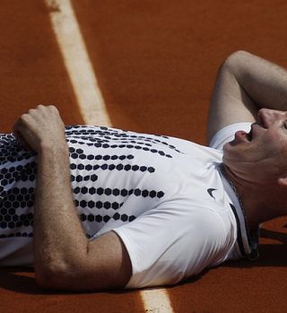 FOTO! Legendarni John McEnroe se je zrušil v dvoboju teniških legend!