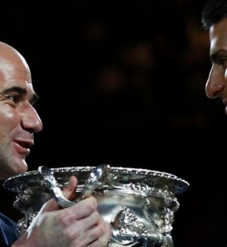 Djokovič že na zaključnem mastersu v Londonu. Agassi prepričan, da bo Srb v nedeljo dvignil pokal mušketirjev.