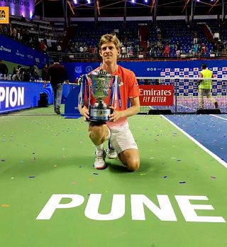 Finale velikanov v Puneju brez brejkov dobil Kevin Anderson