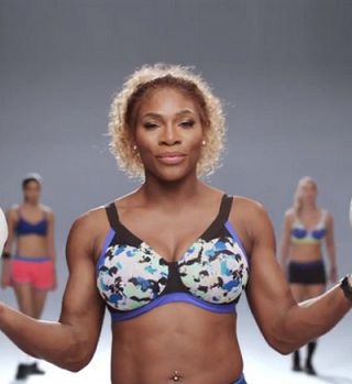 VIDEO! Serena Williams reklamirala nedrčke in zlomila lopar!