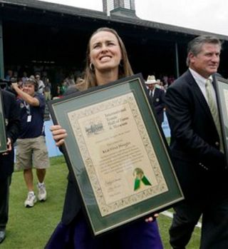 Martina Hingis sprejeta v teniško hišo slavnih!