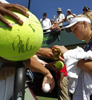 Wozniacki še naprej trdno v sedlu; Padec Polone za sedem mest