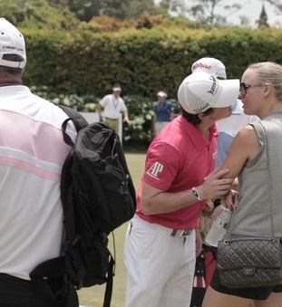 FOTO! Caroline Wozniacki zmotila Roryja McIlroya na tiskovni konferenci!