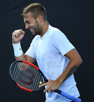 Dan Evans šokiral sedmopostavljenega Čiliča, Federer in Wawrinka naprej 'po treh'