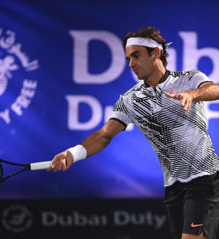 Roger Federer 'padel' v Dubaju proti kvalifikantu