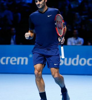 Federer končal Djokovičev zmagoviti niz in je v polfinalu zaključnega turnirja