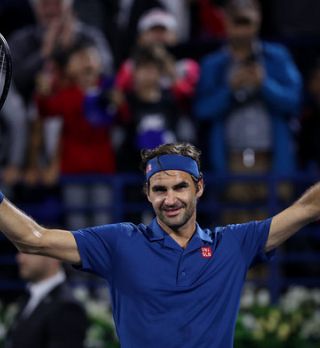 Velemojster tenisa Roger Federer v Dubaju do jubilejne 100. lovorike v karieri