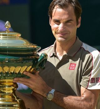 Federer vrgel rokavico tekmecem za Wimbledon z 10. zmago v Halleju