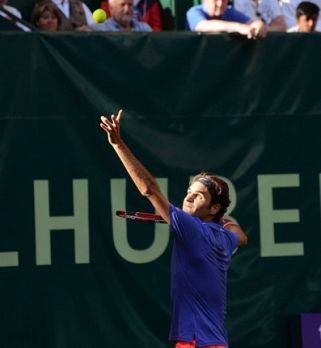 Federer preko Gulbisa v četrtfinale Halleja