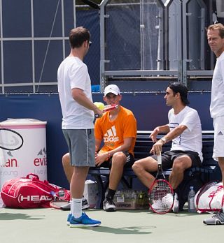 Mladi avstrijski tenisač dobil Federerjevo povabilo za peščeni trening