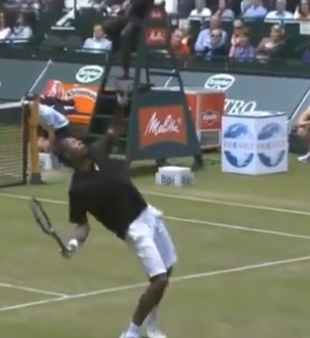 VIDEO! Gael Monfils poskrbel za atrakcijo v Halleju!