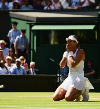 Šarapova ostaja brez recepta, Serena v finalu Wimbledona s senzacijo turnirja Muguruzo