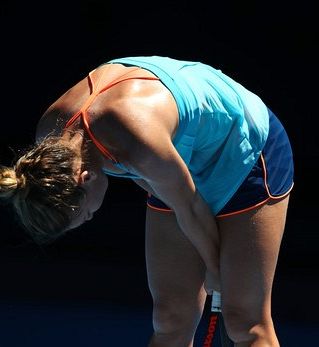 Simona Halep drugo leto zapored izpadla v 1. krogu OP Avstralije. Pri moških brez senzacij.