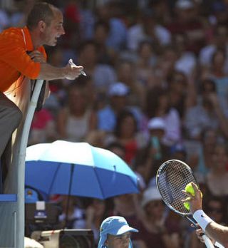 VIDEO! Nicolas Almagro zadel z žogico Berdycha, ki se po dvoboju ni hotel rokovati!