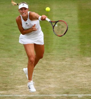 Kerberjeva klonila v osmini finala Wimbledona, številka 1 gre v druge roke