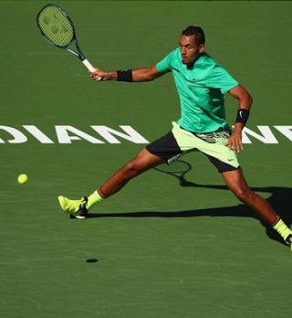 Kyrgios v soju žarometov