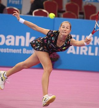 Makarova po drugem porazu v skupini in poškodbi hrbta zapušča Sofijo