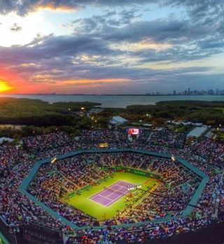 Azarenka v lovu na ''dvojček'', Serena napada deveto zmago