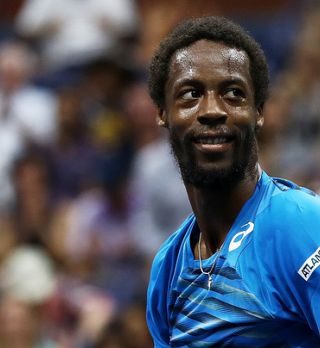 Monfils pred visoko oviro, a v rokavu ima vsaj enega aduta