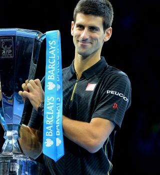 Novak Djokovič brez boja osvojil zaključni ATP turnir, saj je Roger Federer predal zaradi bolečin v hrbtu!