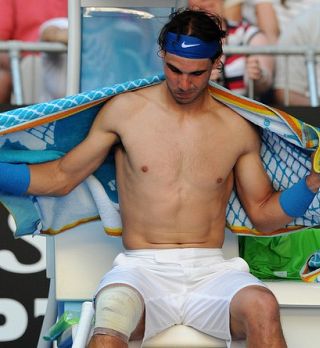 Rafael Nadal naj bi imel težave s kolenom, Roger Federer umirja žogico!