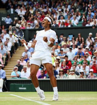 Federer rutinirano dokončal 2. krog pod streho osrednjega wimbledonskega terena!