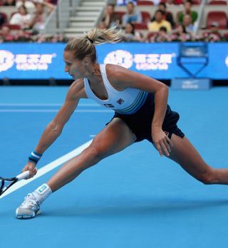 Polona Hercog  po predaji Lisickijeve že v četrtfinalu Osake!