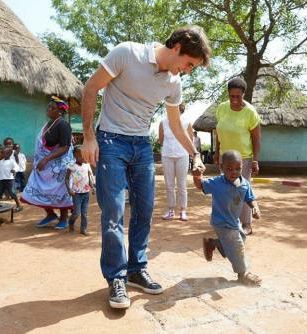 VIDEO! Roger Federer z mamo pri otrocih v Južni Afriki!