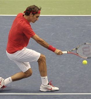 VIDEO! Roger Federer igral tenis na ulici, nato pa pred polno dvorano povedel Švico v vodstvo z 2:0!