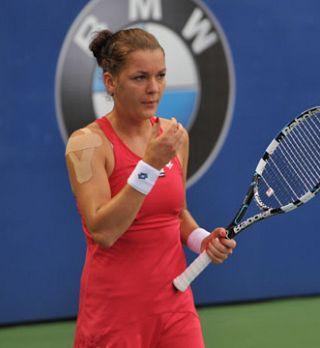 Izmučena Radwanska v 24 urah dobila dve tekmi ter se uvrstila v četrtfinale, nato pa končala tekmovanje!