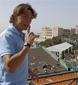 Rafael Nadal si ogleduje svojo igro iz prejšnjih zmag na pesku na video posnetkih!