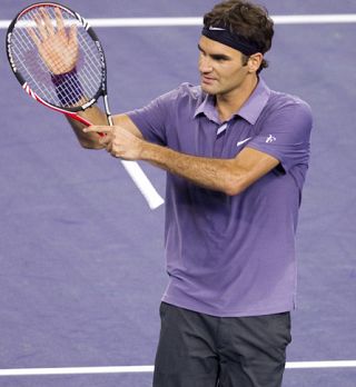 VIDEO! Teniški virtuoz Roger Federer z udarcem med nogami poskrbel za navdušenje gledalcev!