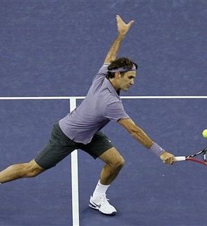 FOTO! Roger Federer v majici brez ovratnika s 762. karierno zmago izenačil Peta Samprasa!