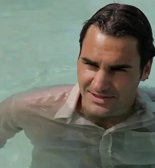 VIDEO! Roger Federer oblečen v bazenu!