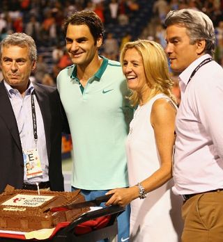 Roger Federer pospravil Davida Ferrerja in pojedel torto za 33. rojstni dan v Torontu!