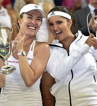 Legendarna Martina Hingis po 17 letih ponovno osvojila Wimbledon v igri dvojic in to kar 2x!