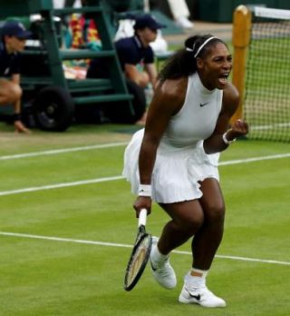 Serena Williams preživela tri nize, njen lopar ni imel te sreče