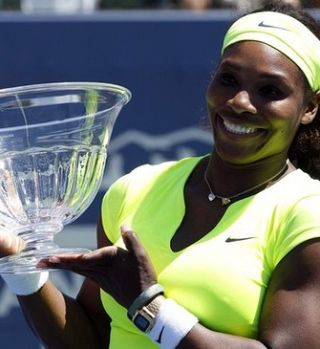 Serena z naslovom v Stanfordu ujela sestro Venus po naslovih; Erranijeva zmagala v Palermu