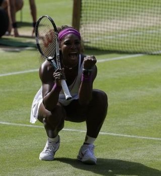 Serena s 24 asi 'odpihnila' Azarenko za finale Wimbledona