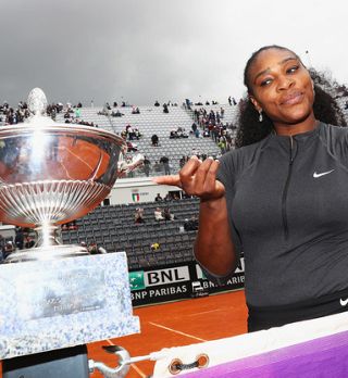 Serena Williams za 70. naslov v karieri v Rimu prejela pokal iz rok Mime Jaušovec