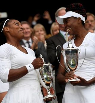 Serena in Venus sta šestič osvojili wimbledonsko krono v dvojicah