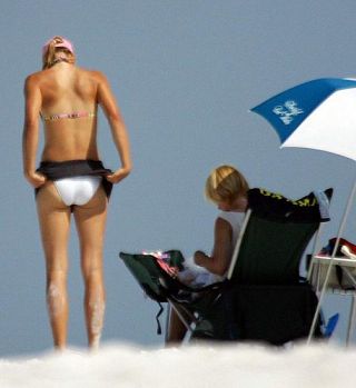 FOTO! Oboževalec posnel Marijo Šarapovo v bikiniju na plaži!