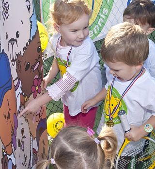 Telovadba za malčke še nikoli ni bila tako zabavna, kot je Tedi tenis