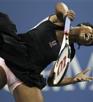 FOTO! Venus Williams se je pokazala v novem dresu in zmagala!