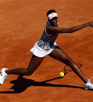 Dober začetek sester Williams, Šarapova in Kvitova s težavo prek prve ovire