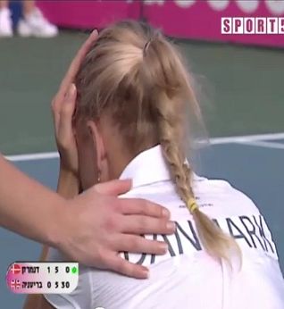 VIDEO! Caroline Wozniacki, št. 1 ženskega tenisa, je dobila žogico v glavo!