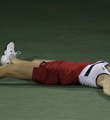 FOTO! Ana Čakvetadze se je zrušila na tla med dvobojem s Caroline Wozniacki v Dubaju!