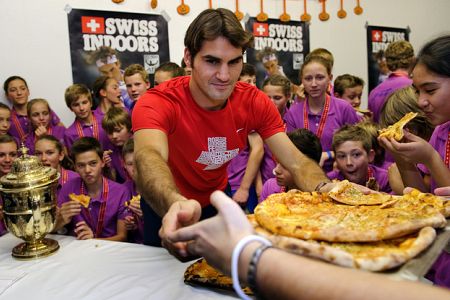 FOTO! Federer ponovno delil pice v Baslu!